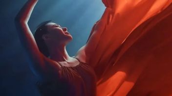 艳压热搜的国风女神，2分钟吸粉4亿，网友：果然还是他敢拍