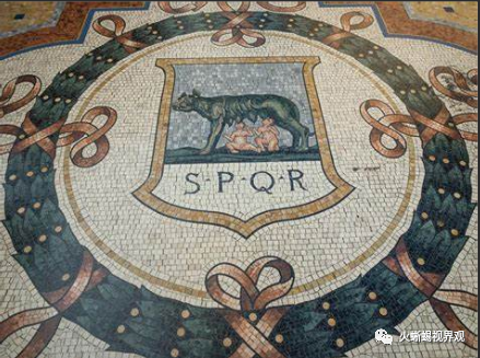 地面是用大理石铺成的马赛克图案,图案是著名的罗马城徽