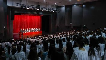 步履不停 勇敢追梦：<b>中央戏剧学院</b>举行2023—2024学年新生开学典礼