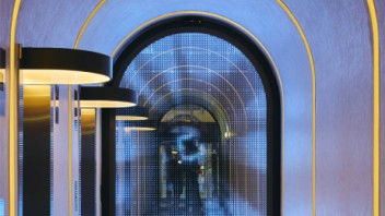 镜面拱形<b>沉浸式互动装置</b>“Reflection Portal”
