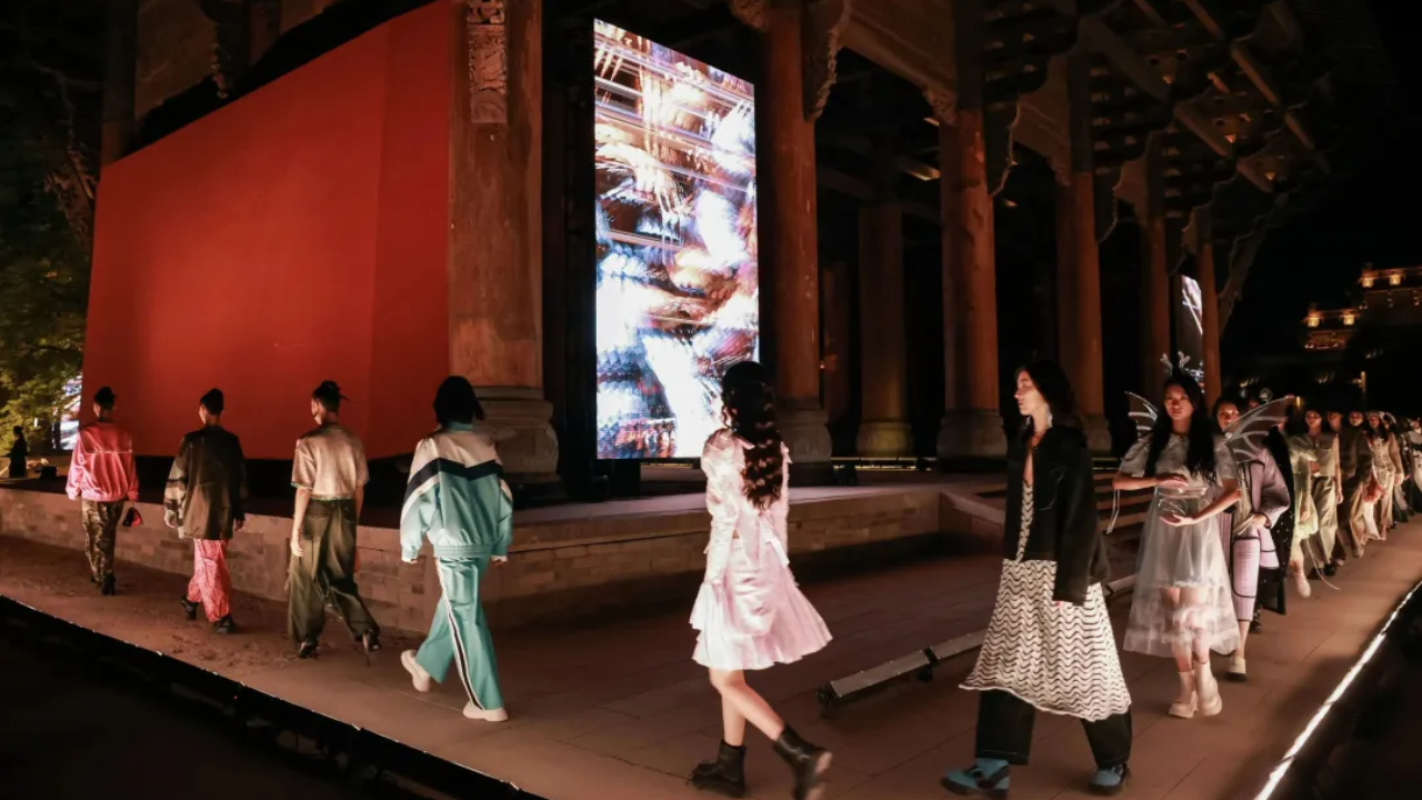 2023濮院时装周《“新生”虚实双相数字时尚大秀》